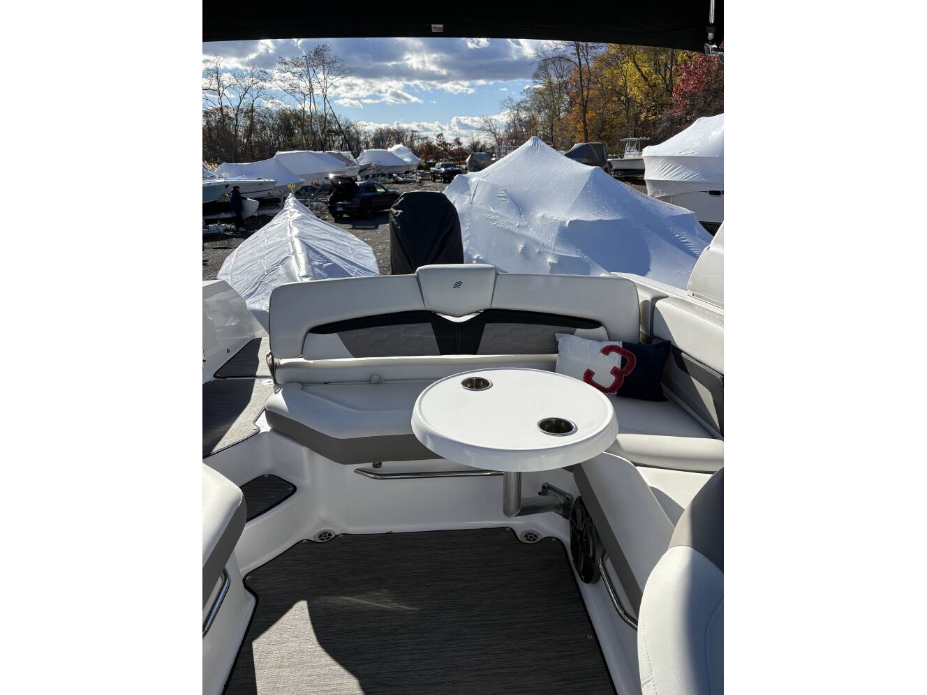 A photo of this 2022 Four Winns H-Series Ob