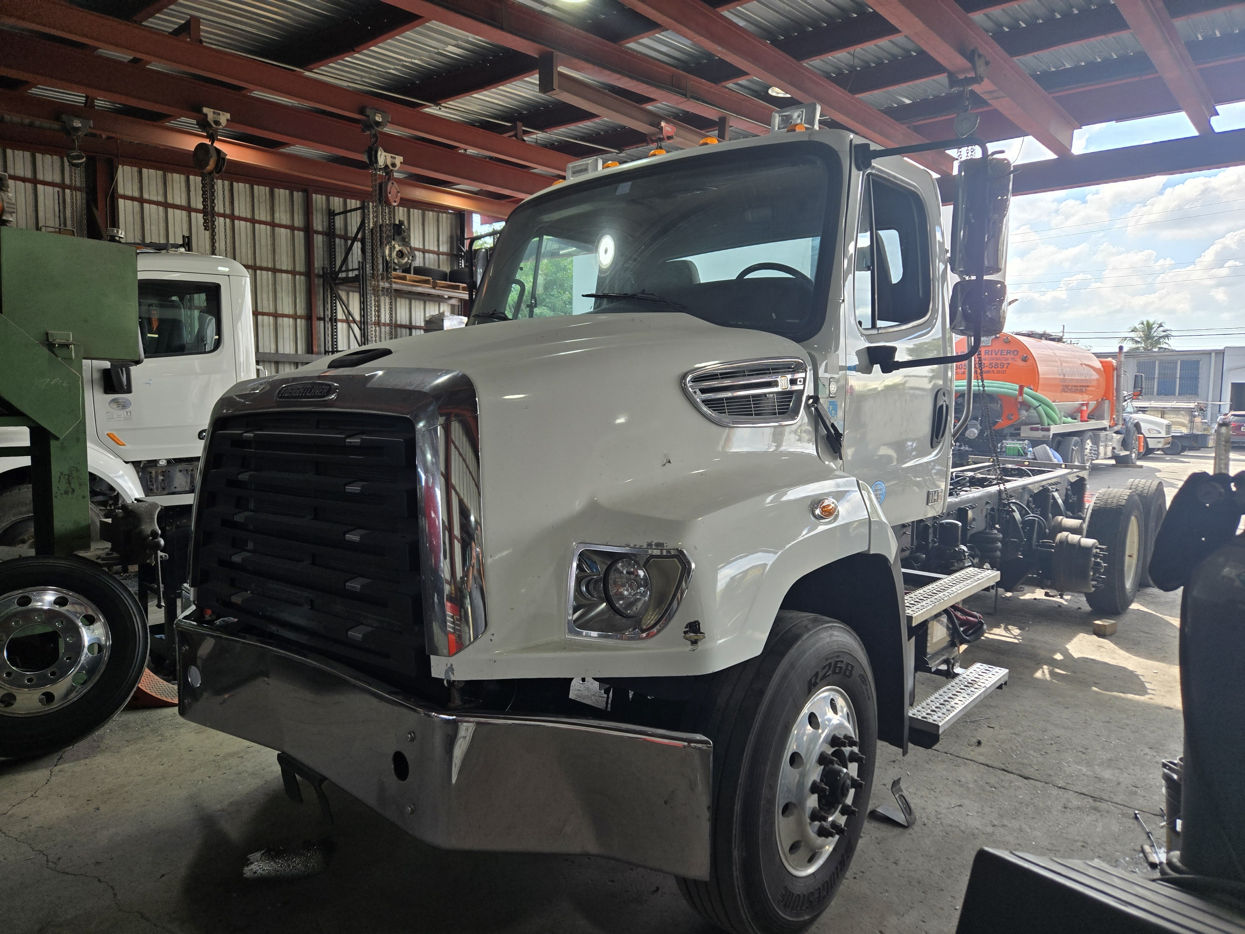 2019 FREIGHTLINER 114 SD in Miami, FL