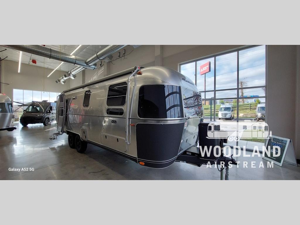 2026 Airstream Flying Cloud Midnight Flamingo 27FB Twin RV