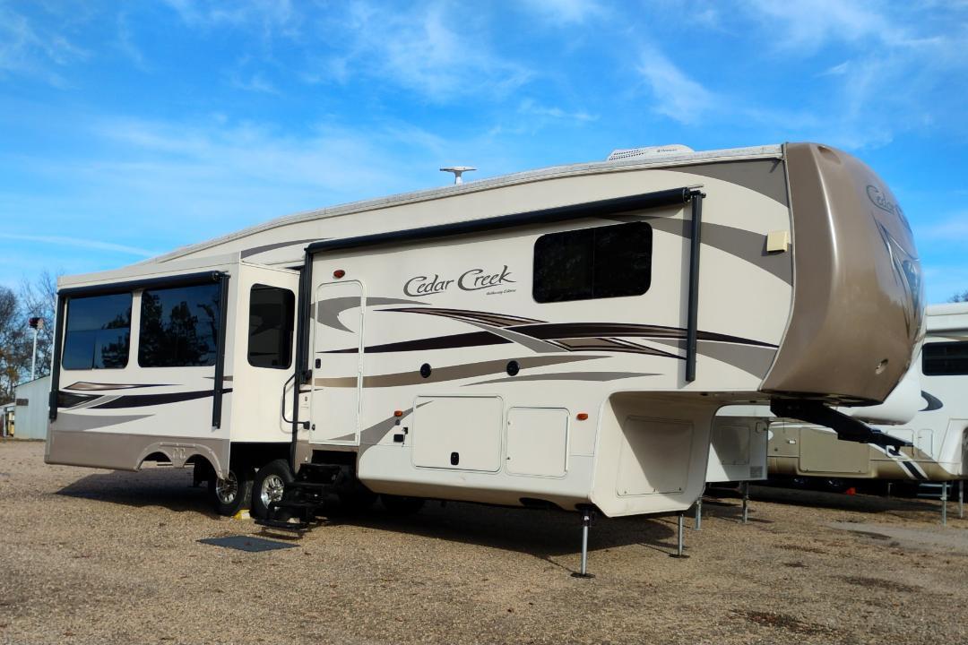 2015 Forest River CEDAR CREEK 34RL in de queen AR