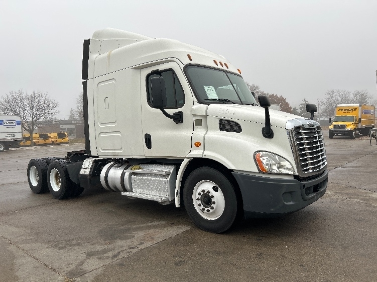 2016 FREIGHTLINER CASCADIA 113 in Brooklyn Park, MN