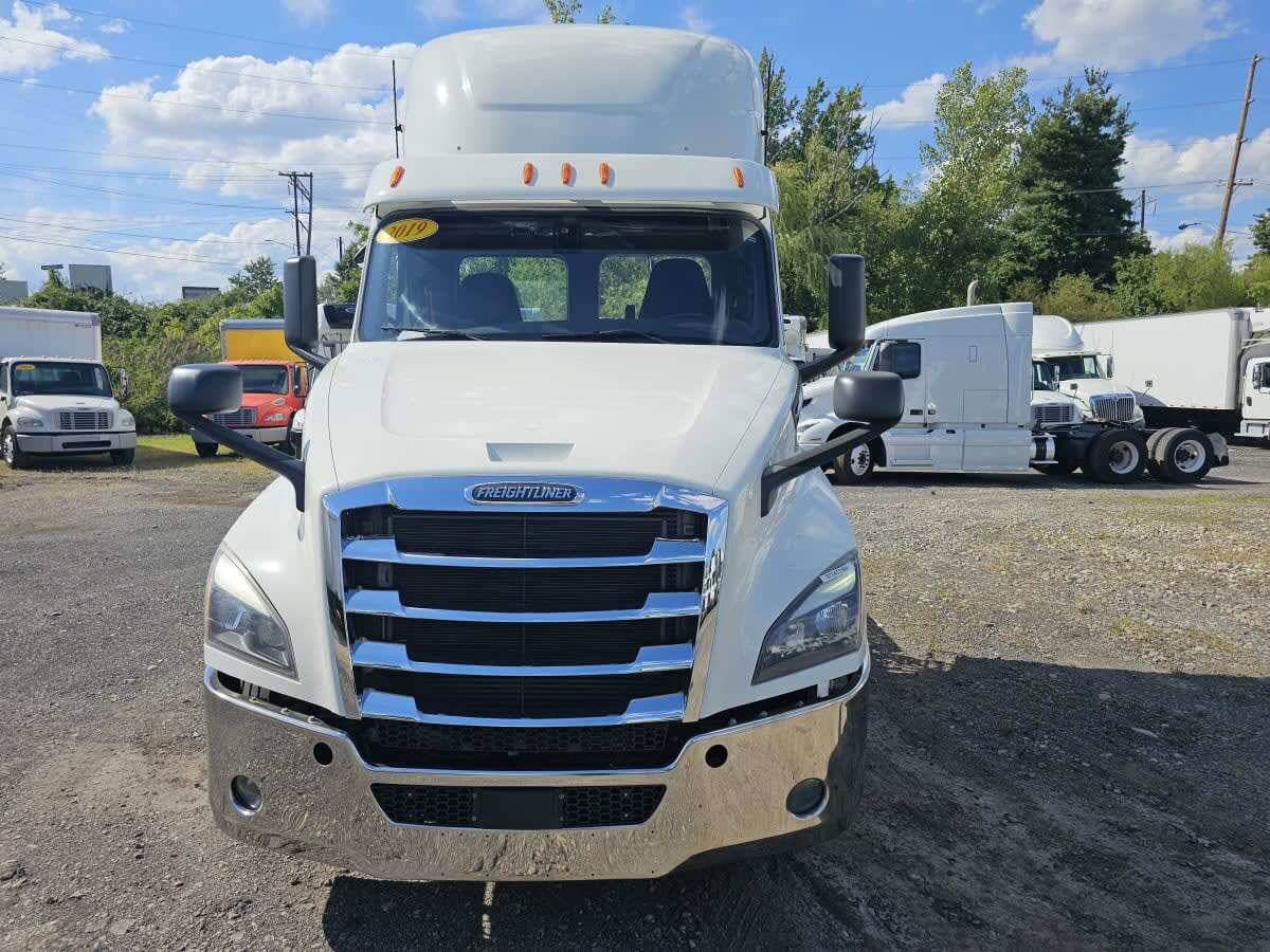 2019 Freightliner Cascadia 126" Day cab photo 2