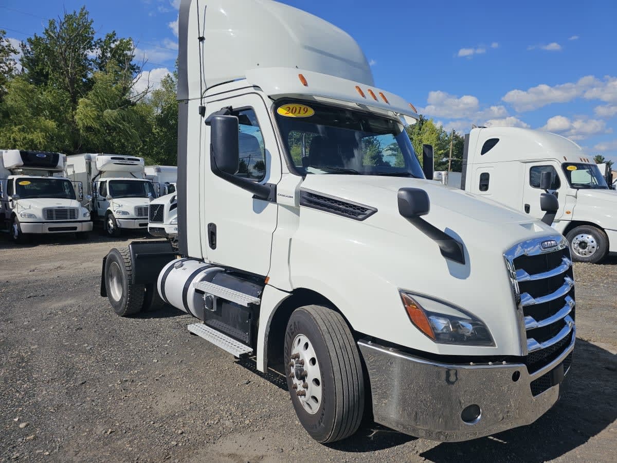 2019 Freightliner Cascadia 126" Day cab photo 3
