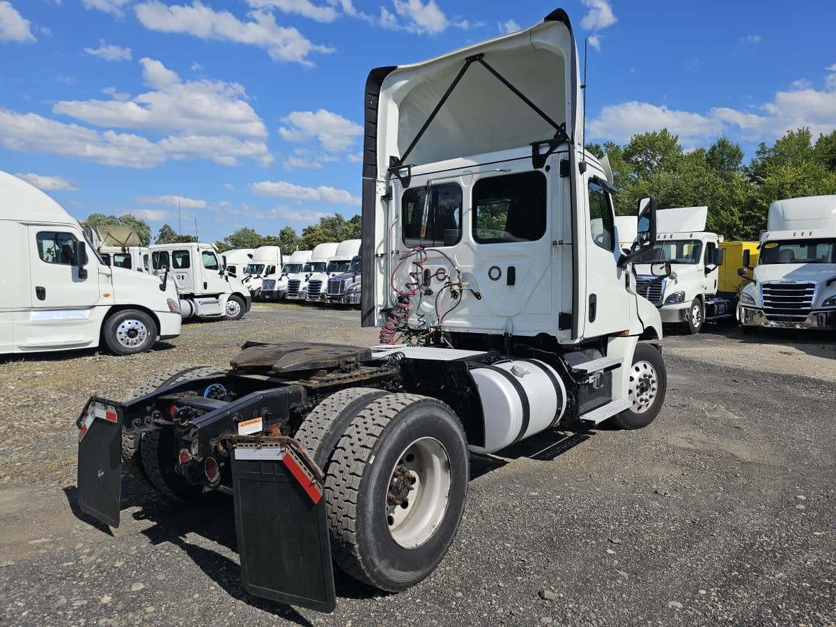 2019 Freightliner Cascadia 126" Day cab photo 4