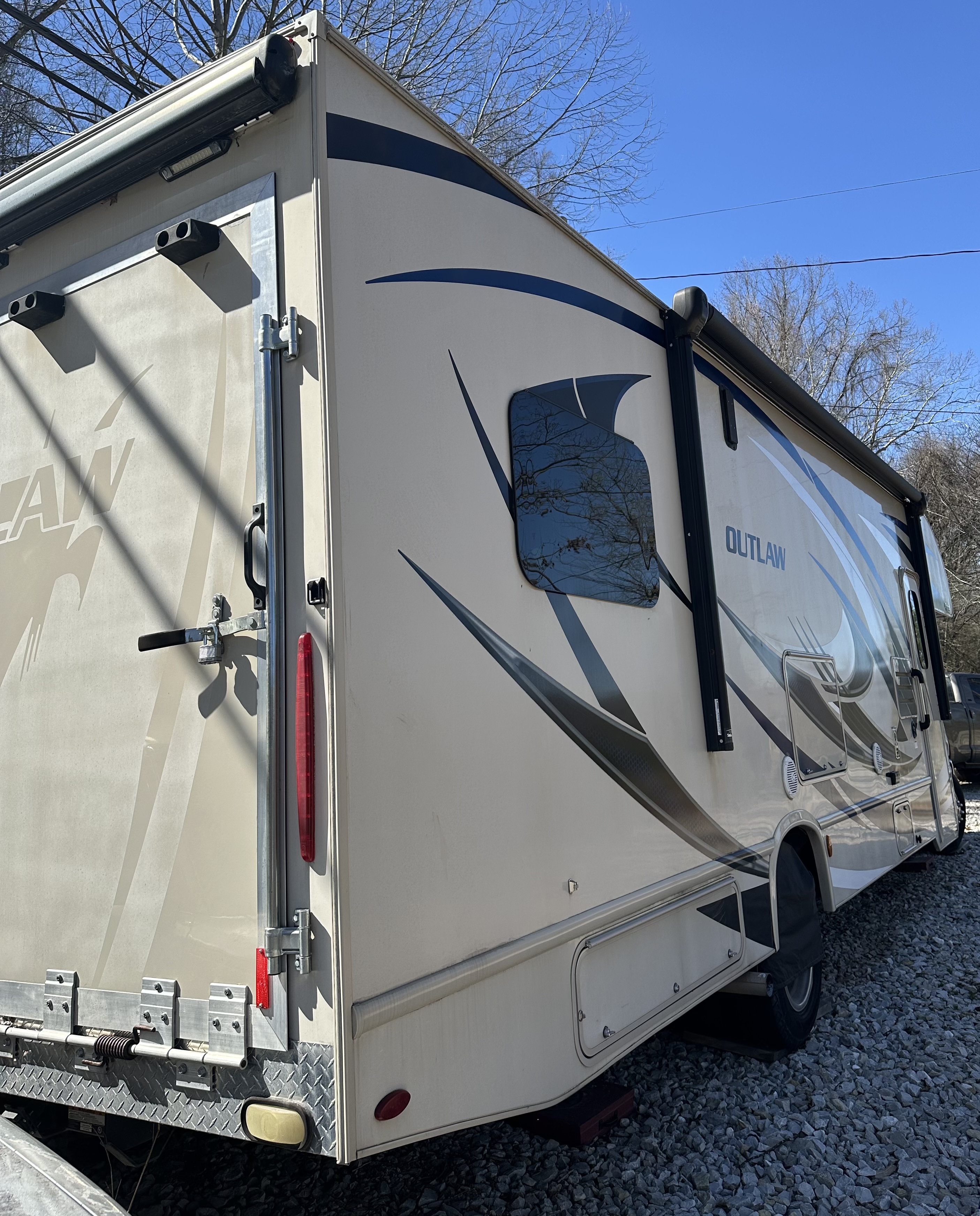 2018 Thor Motor Coach OUTLAW 29H in elizabeth WV