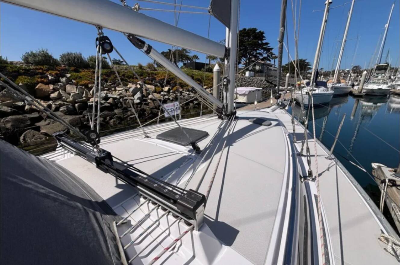 A photo of this 2019 Catalina 385