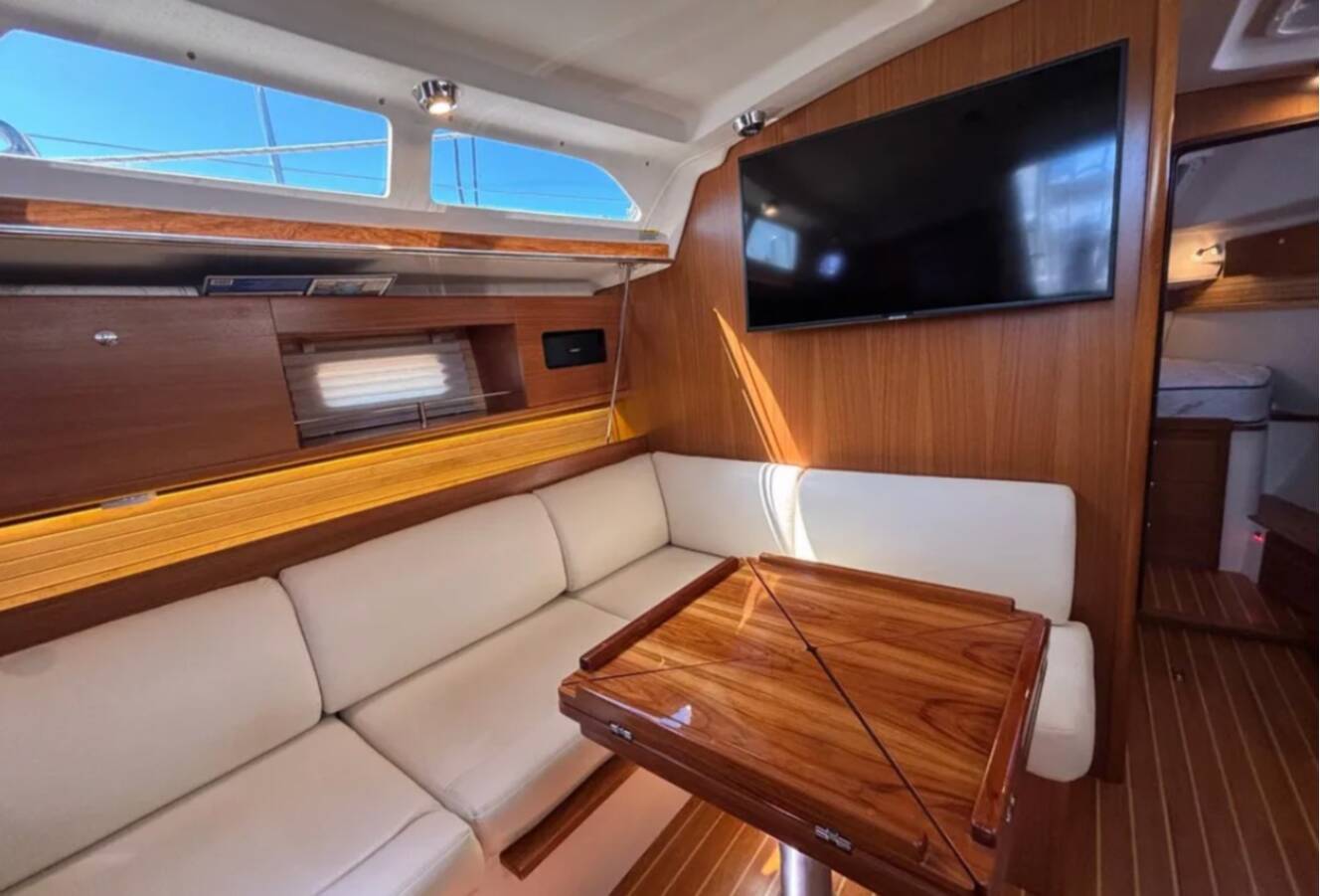 A photo of this 2019 Catalina 385