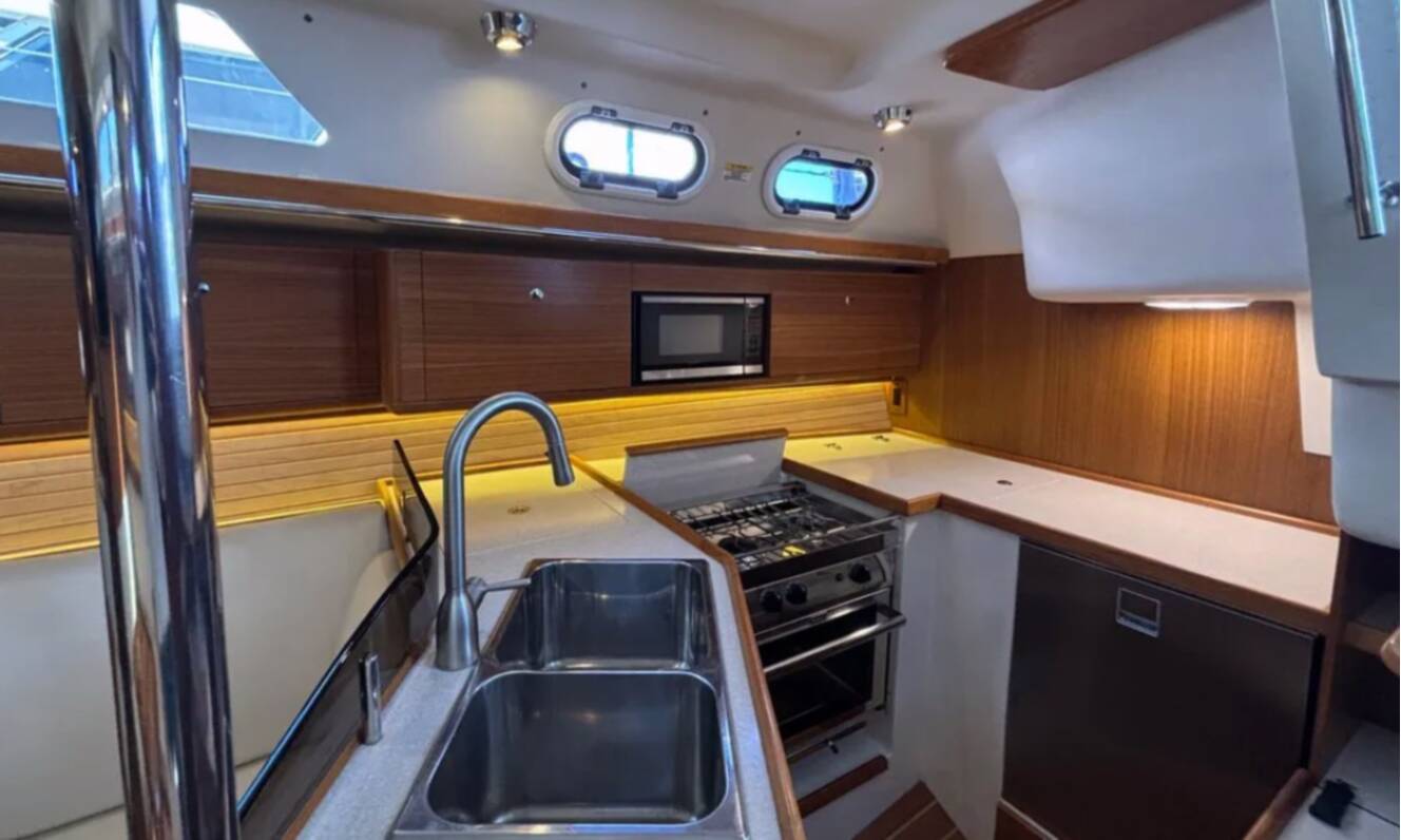A photo of this 2019 Catalina 385