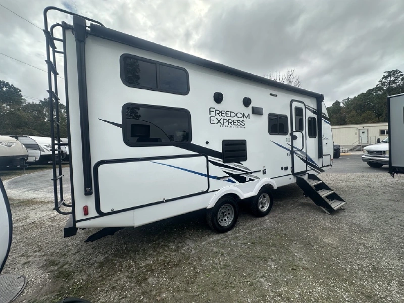 2022 COACHMEN FREEDOM EXPRESS ULTRA LITE 238BHS