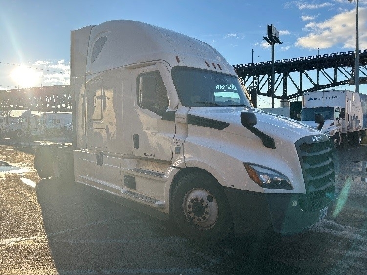 2020 Freightliner Cascadia 126" Sleeper Cab photo 2