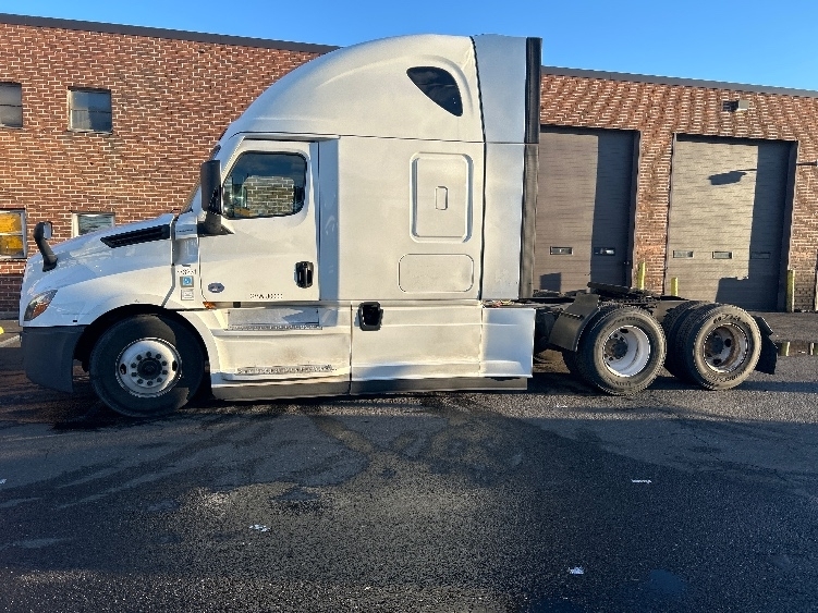 2020 Freightliner Cascadia 126" Sleeper Cab photo 3