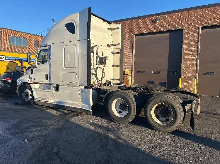 2020 Freightliner Cascadia 126" Sleeper Cab photo 4