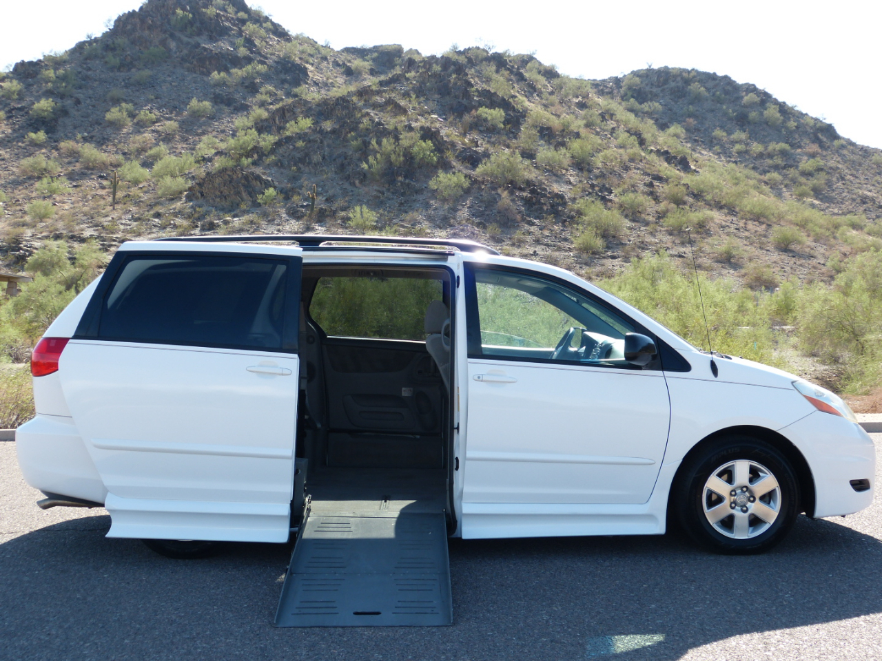 2007 Toyota Sienna LE photo 2