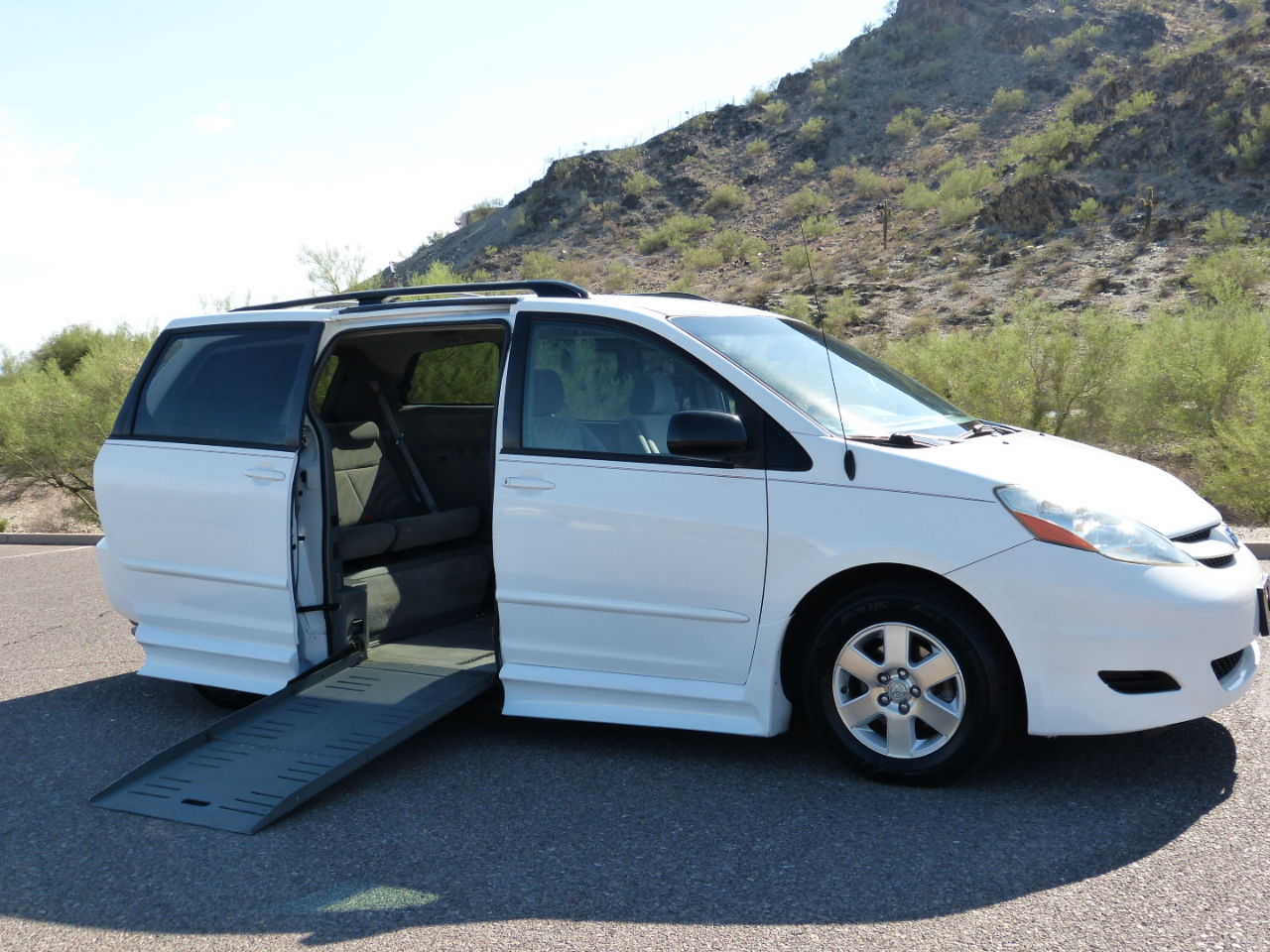 2007 Toyota Sienna LE photo 3