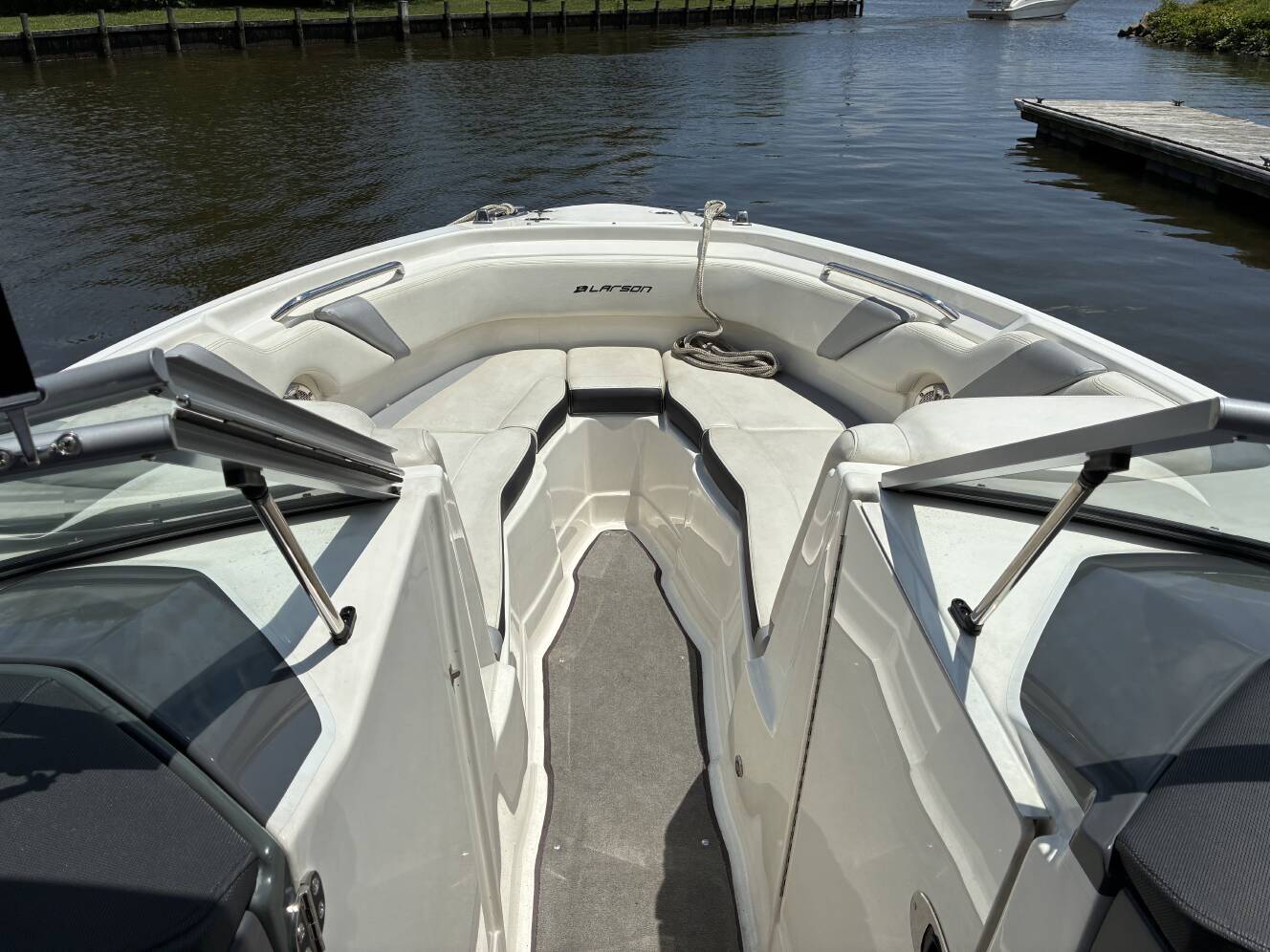 A photo of this 2014 Larson Lxi 258