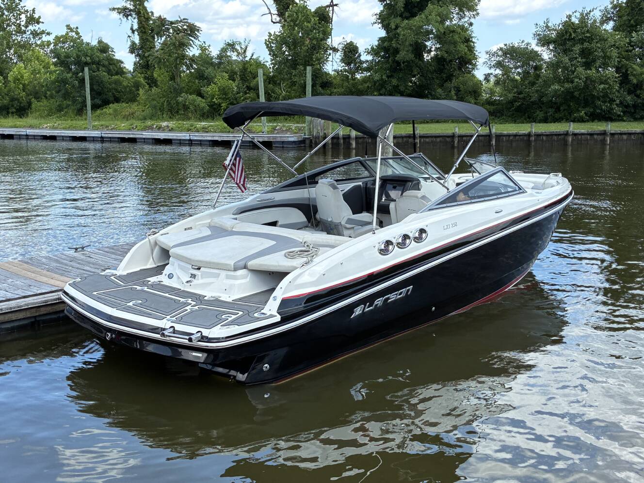 A photo of this 2014 Larson Lxi 258
