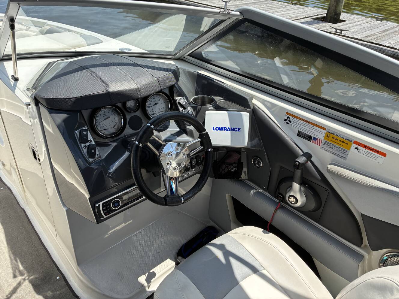 A photo of this 2014 Larson Lxi 258