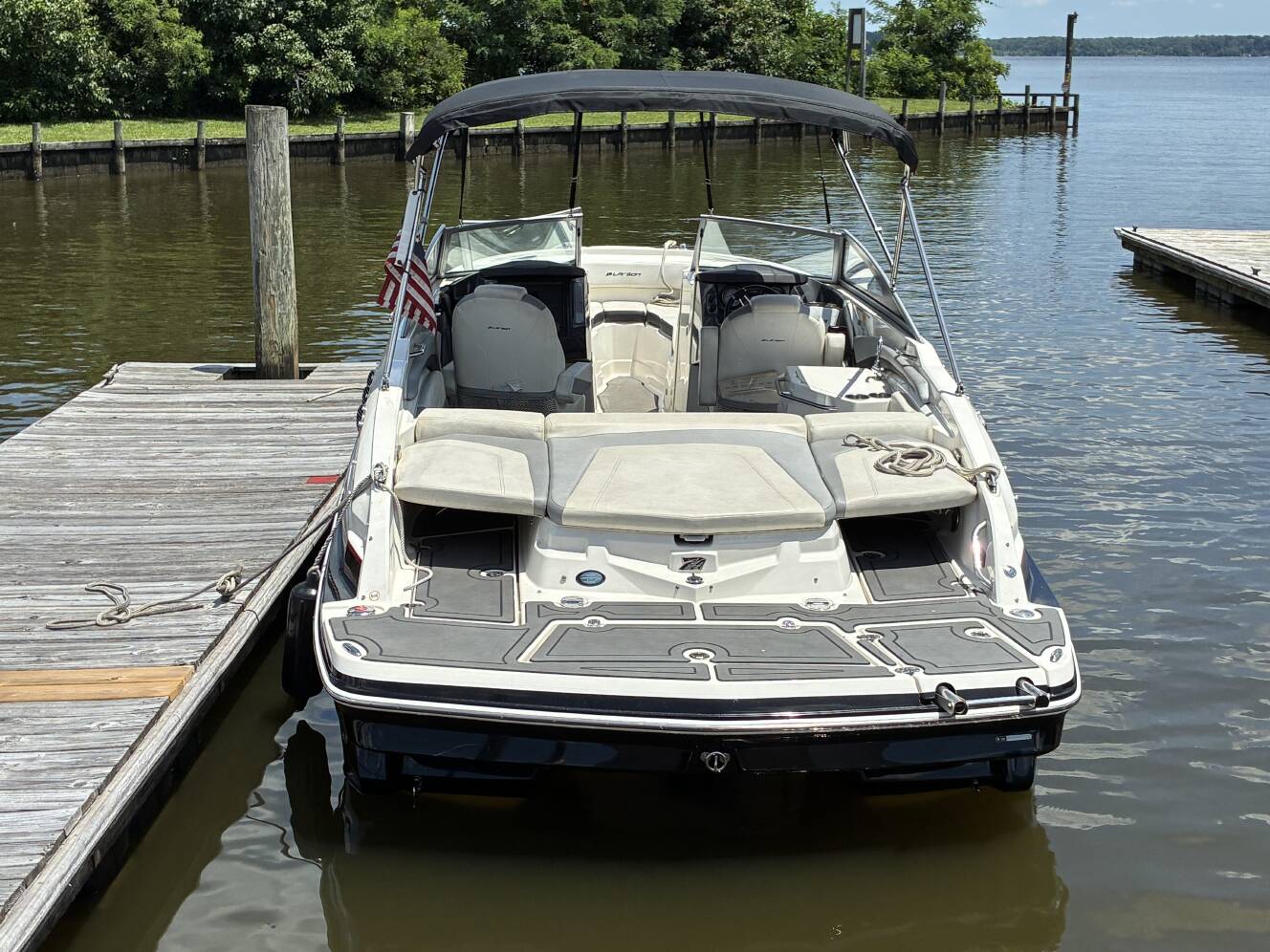 A photo of this 2014 Larson Lxi 258