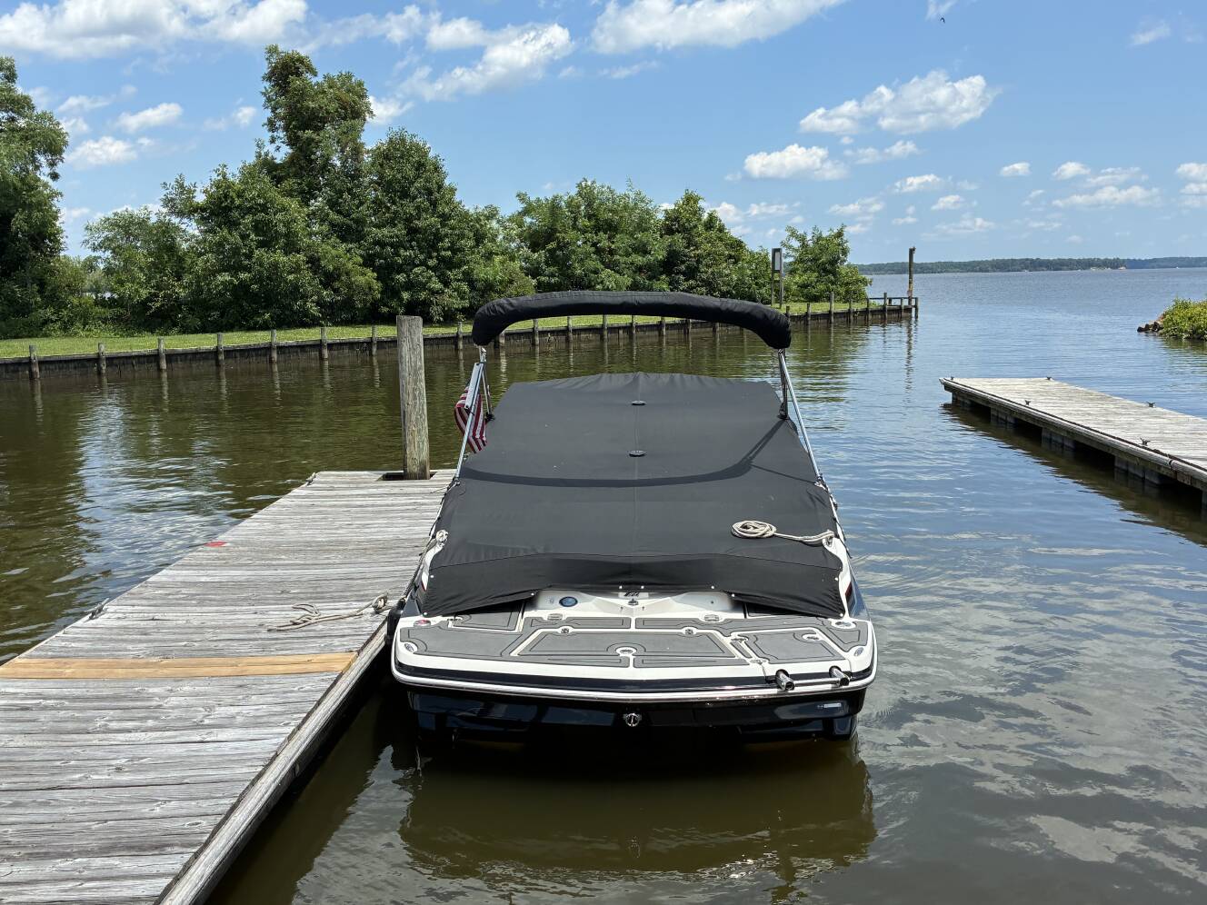 A photo of this 2014 Larson Lxi 258
