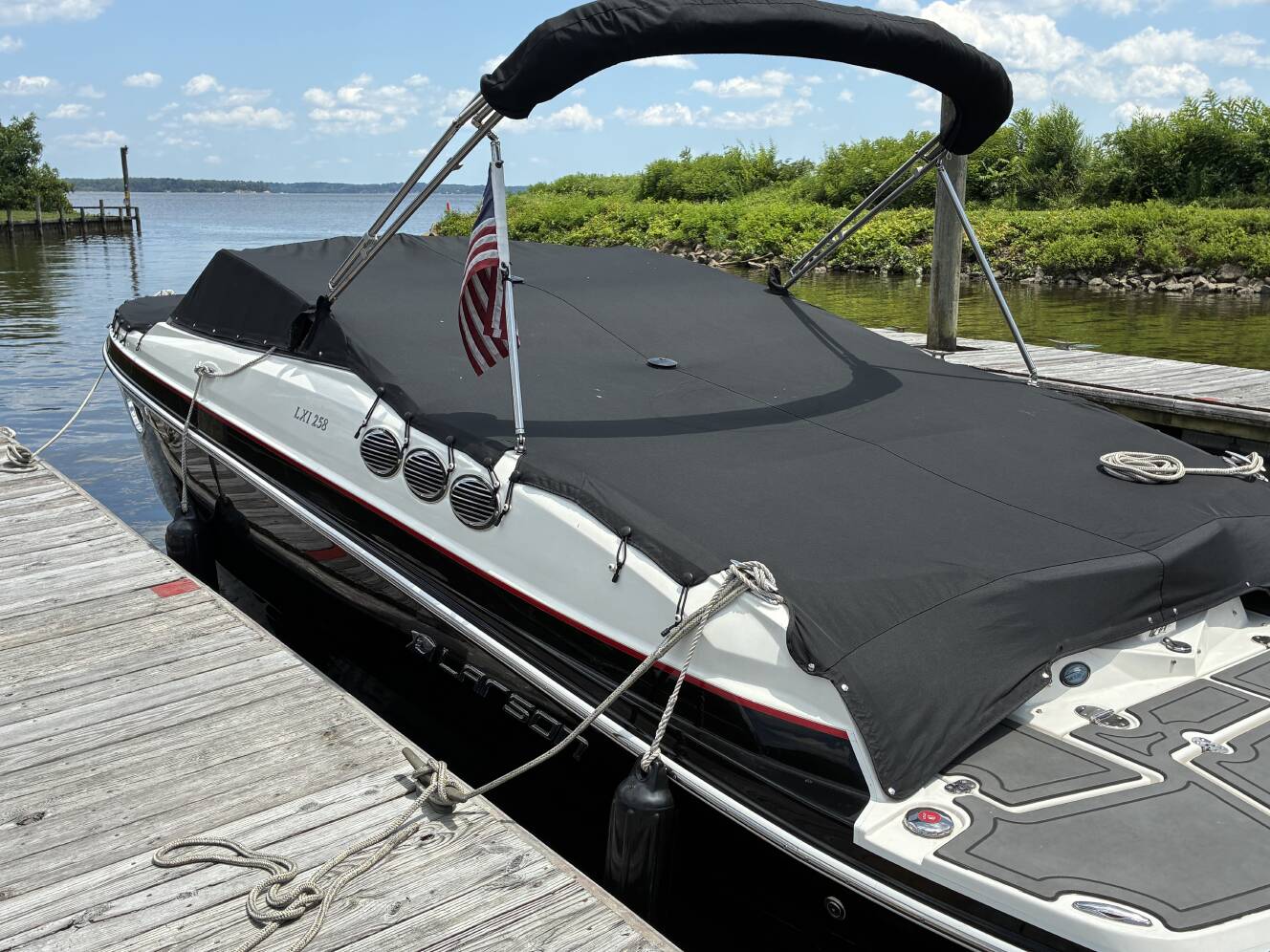 A photo of this 2014 Larson Lxi 258