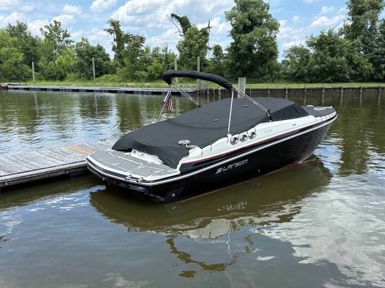 A photo of this 2014 Larson Lxi 258