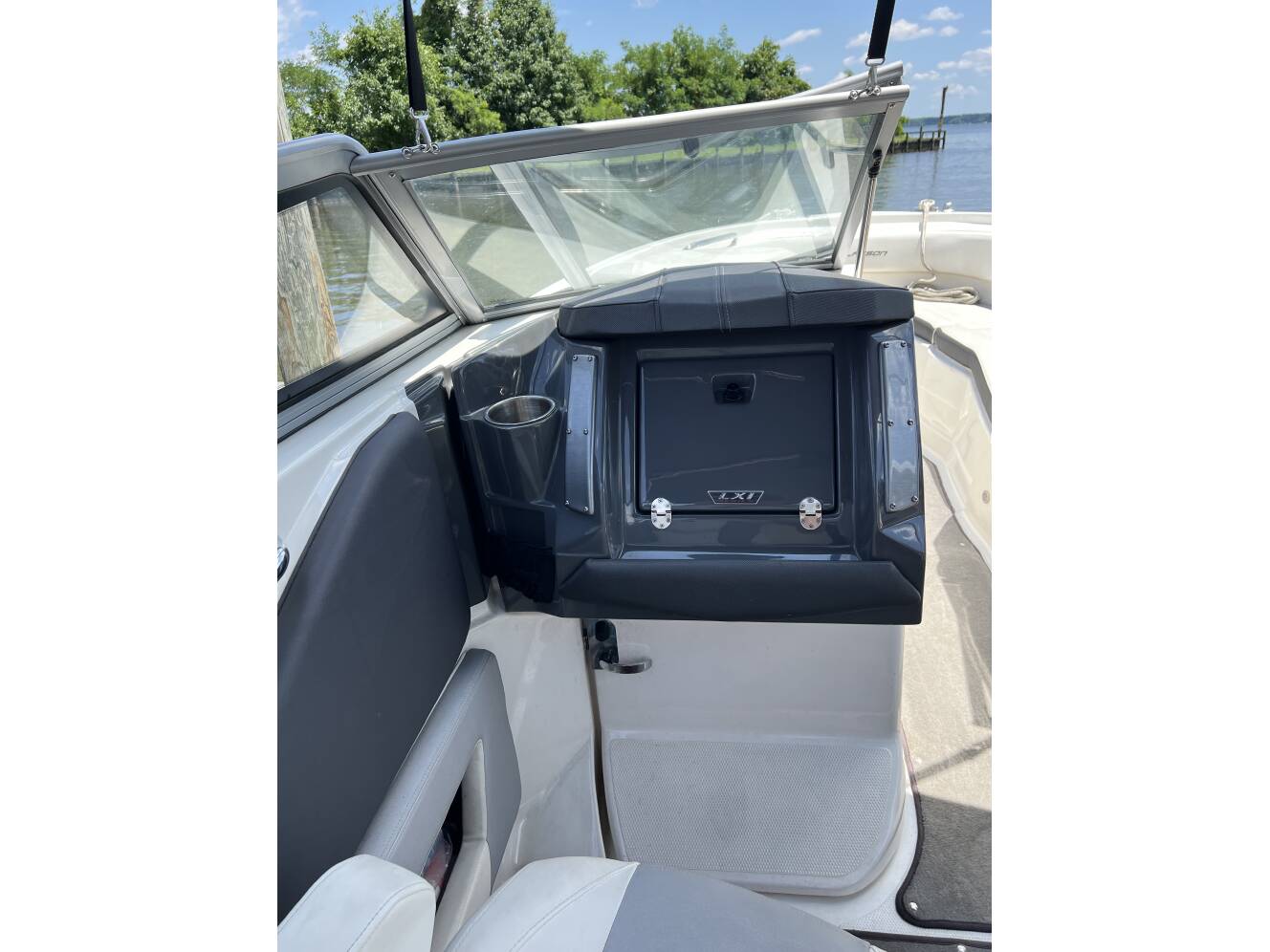 A photo of this 2014 Larson Lxi 258