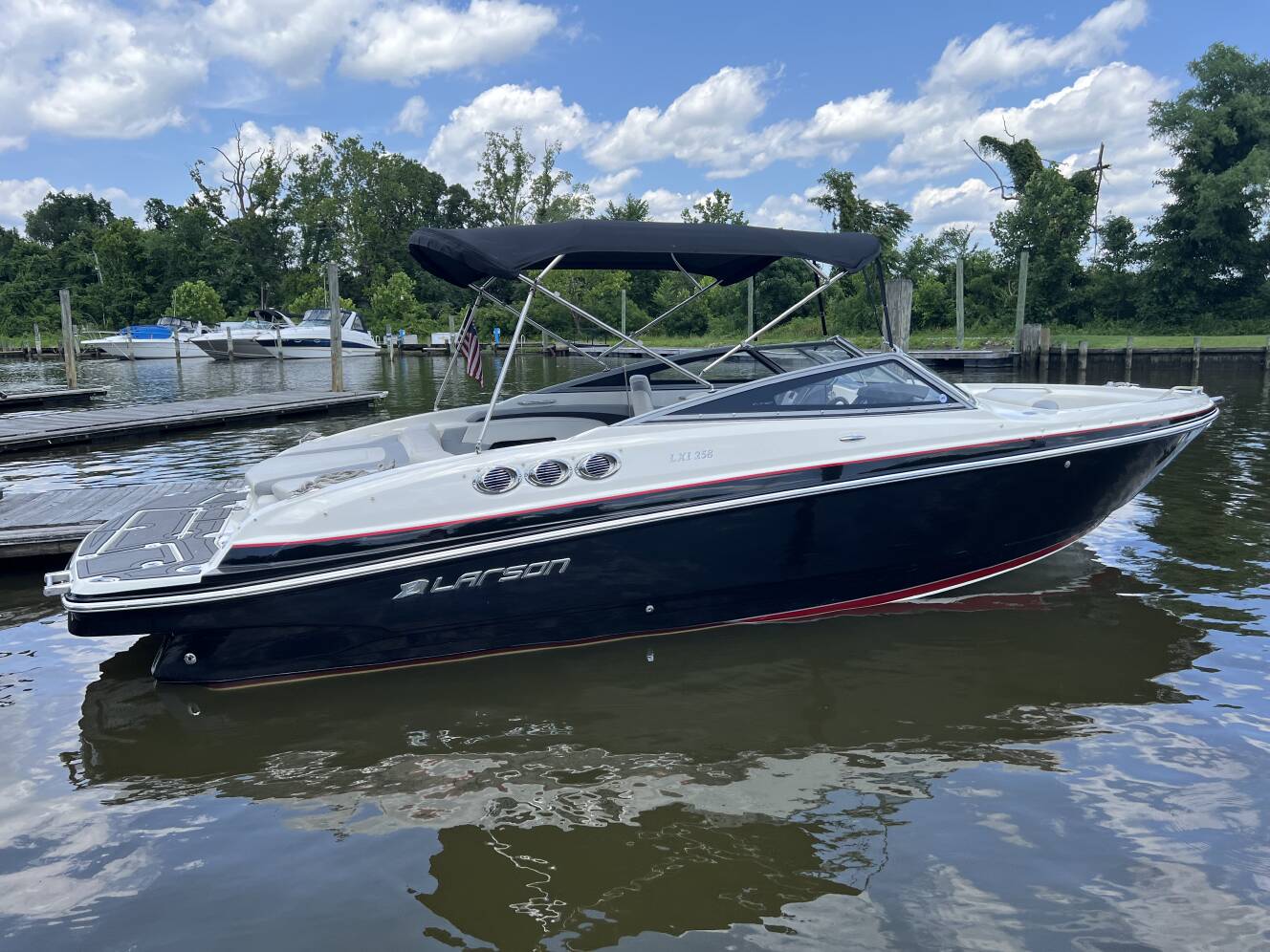 A photo of this 2014 Larson Lxi 258