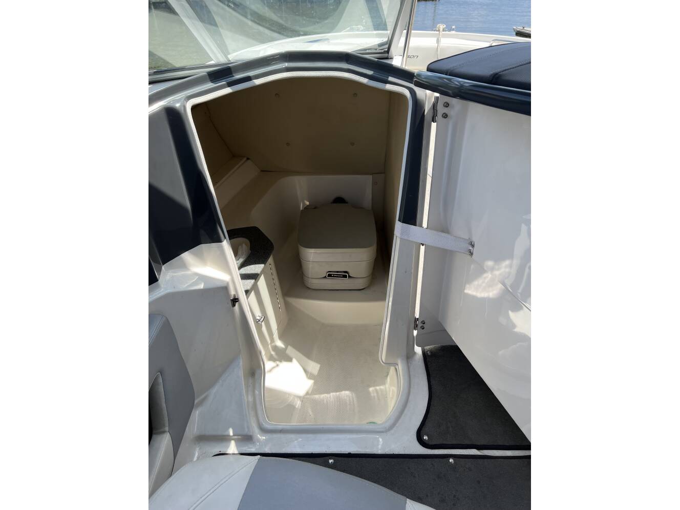 A photo of this 2014 Larson Lxi 258