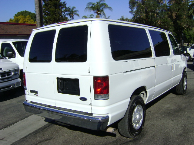 2008 Ford E-350 photo 4