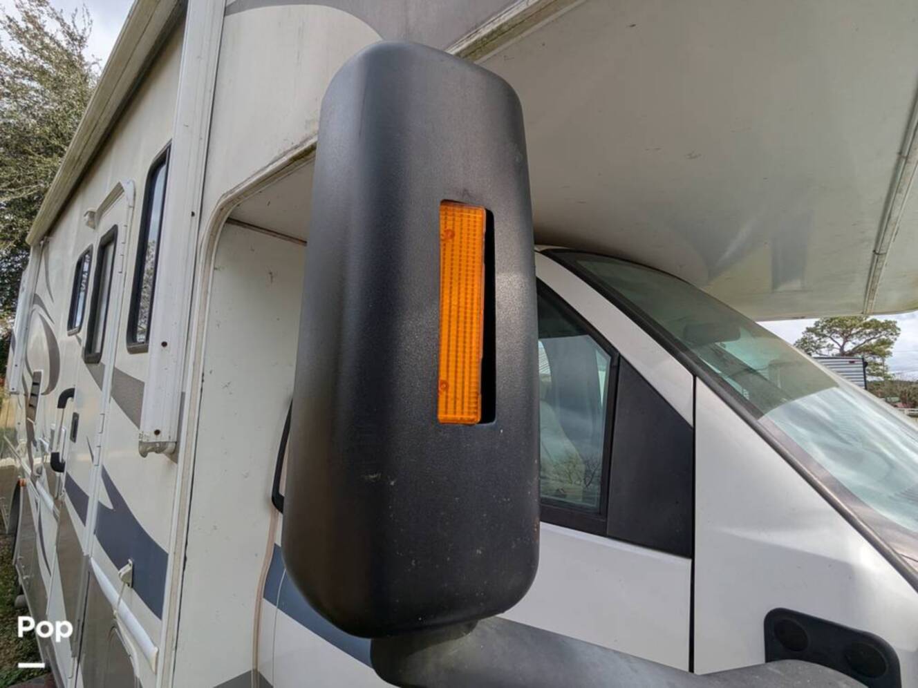 A photo of this 2008 Four Winds Kodiak 32B