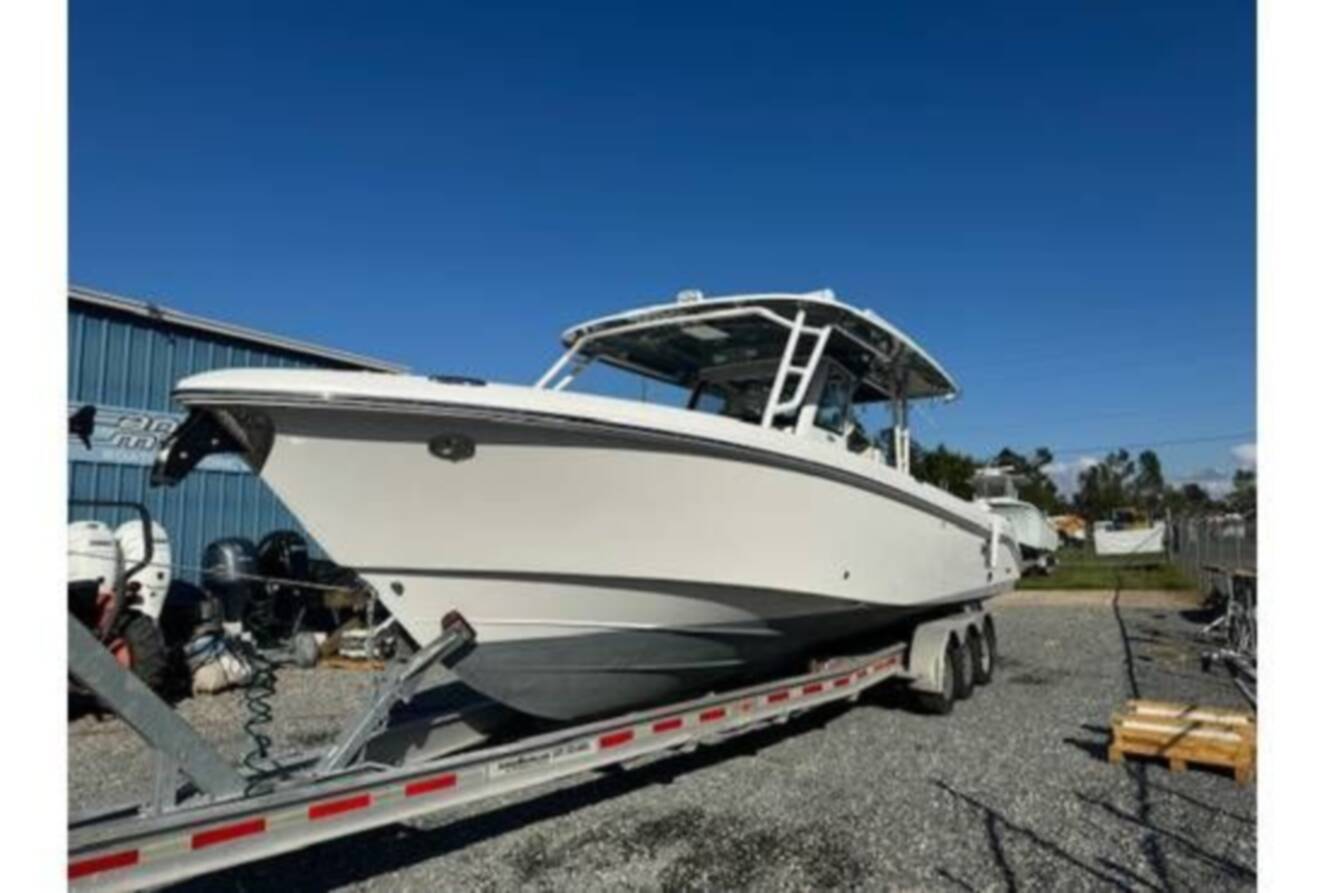 A photo of this 2017 Everglades Boats 355