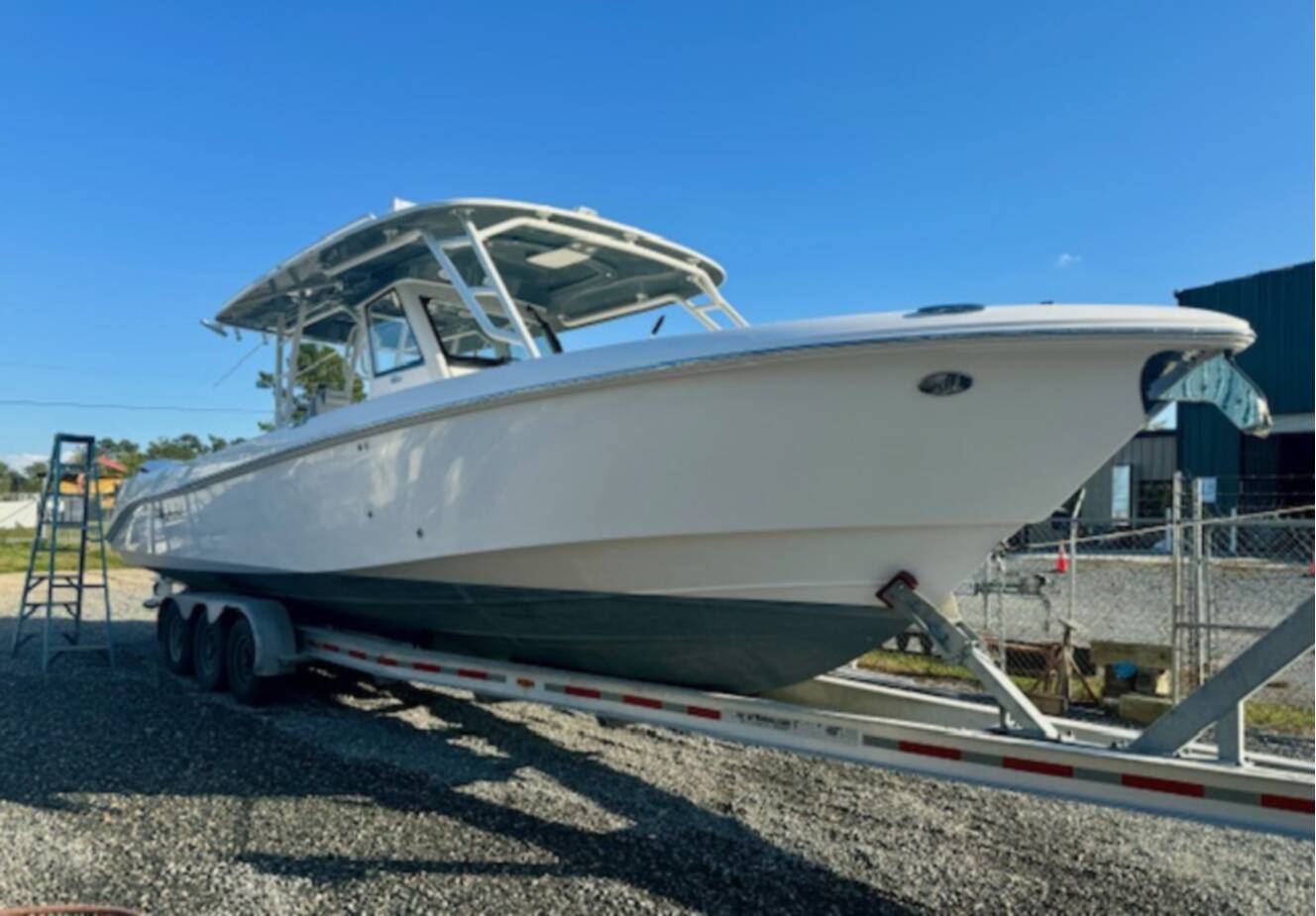 A photo of this 2017 Everglades Boats 355