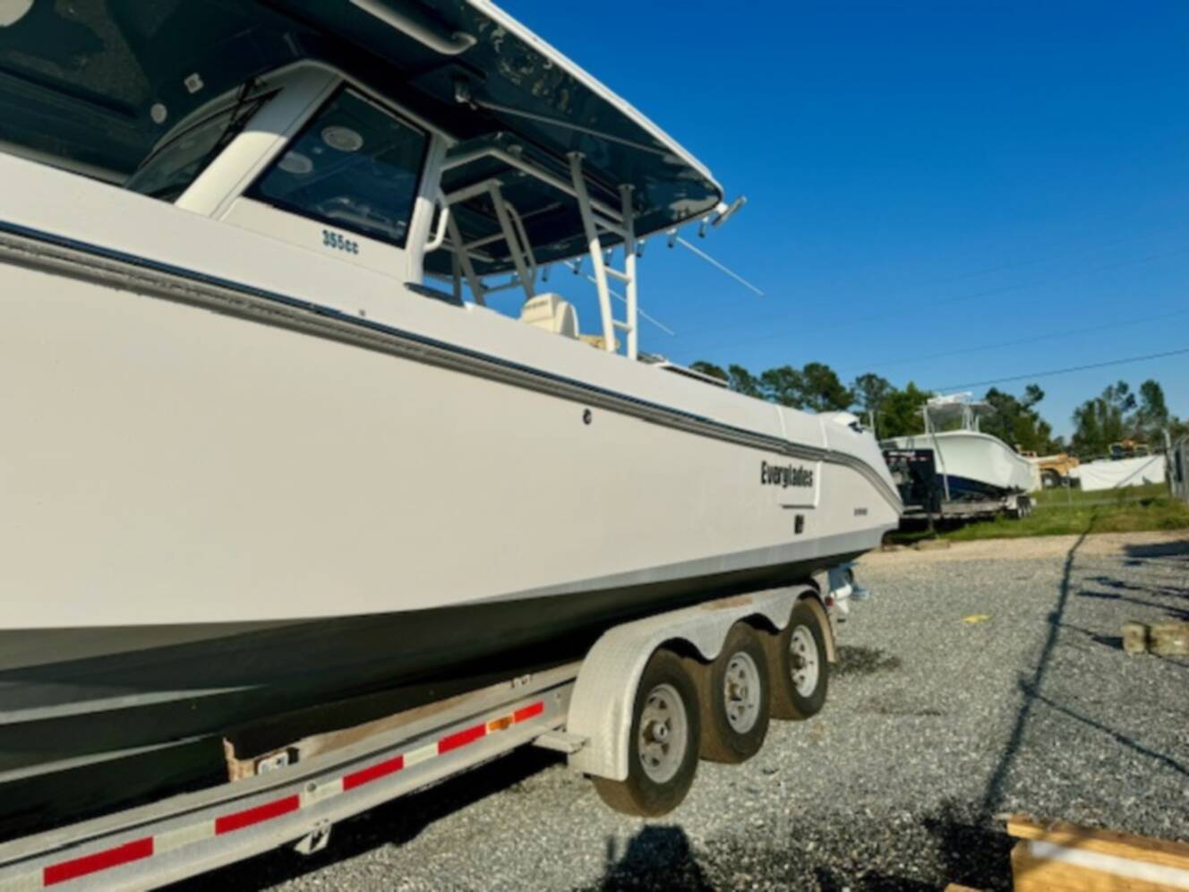 A photo of this 2017 Everglades Boats 355
