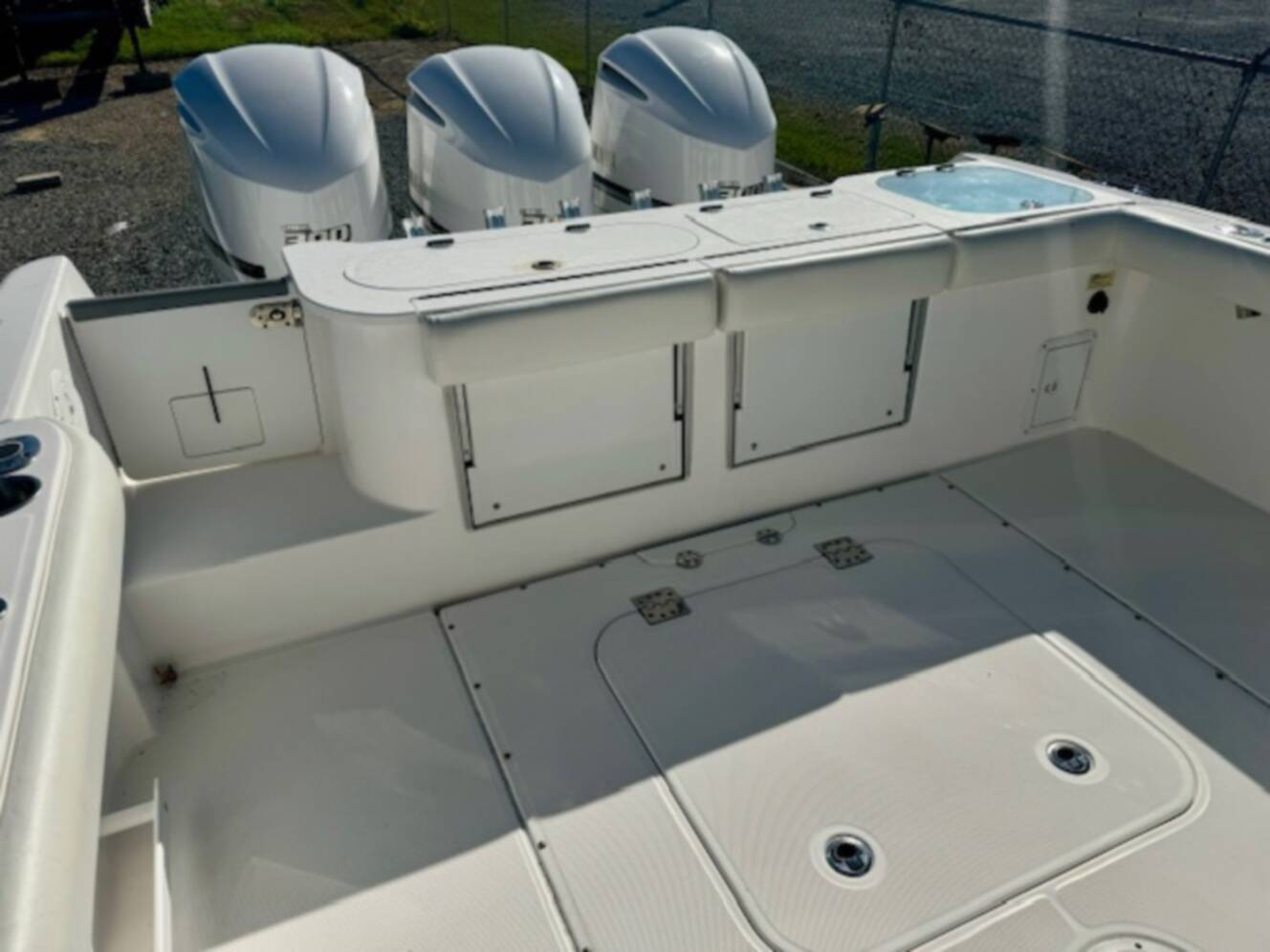 A photo of this 2017 Everglades Boats 355