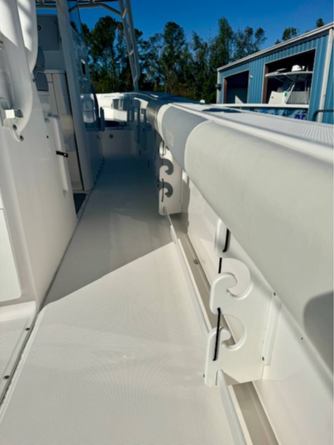 A photo of this 2017 Everglades Boats 355