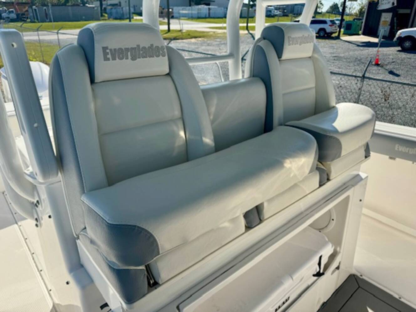 A photo of this 2017 Everglades Boats 355