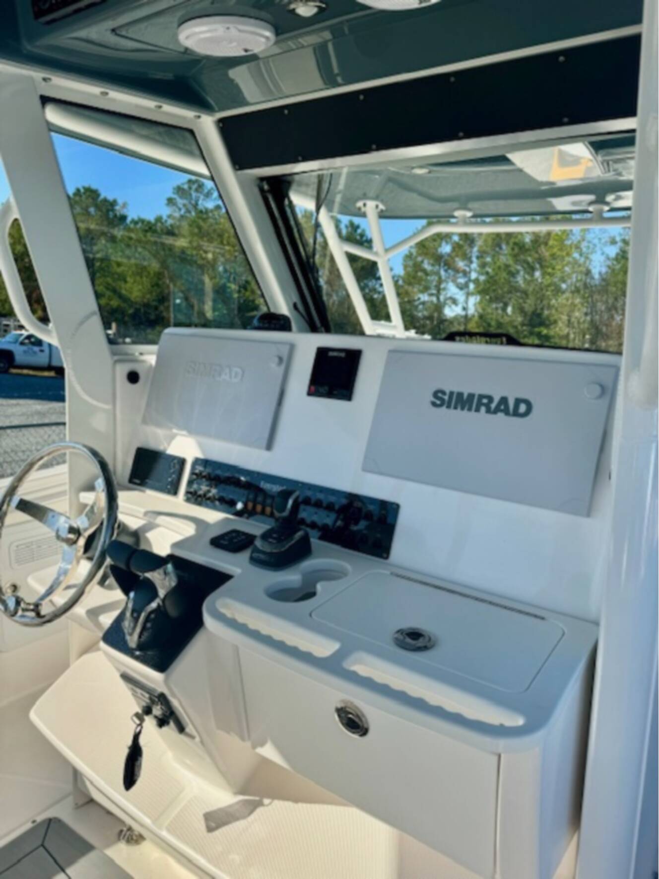 A photo of this 2017 Everglades Boats 355