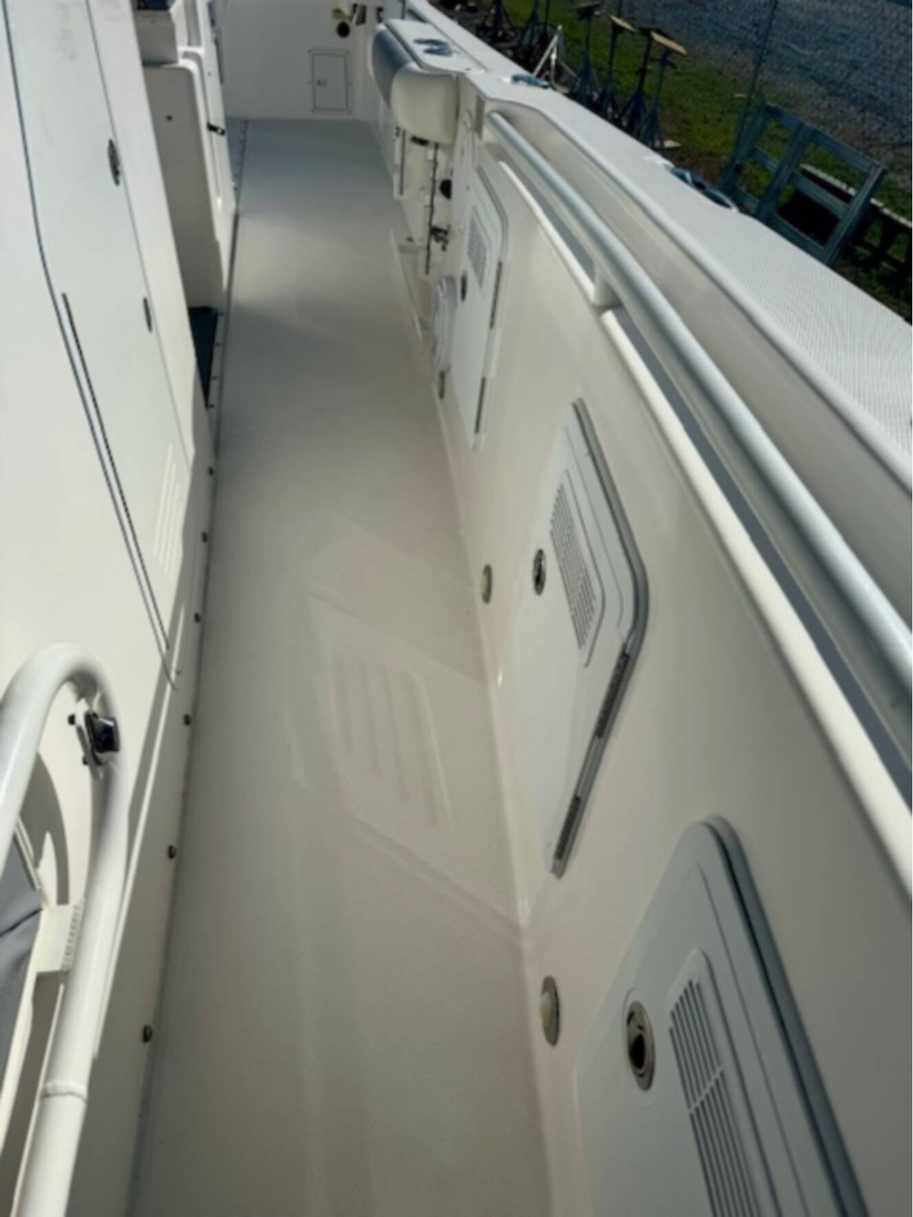A photo of this 2017 Everglades Boats 355