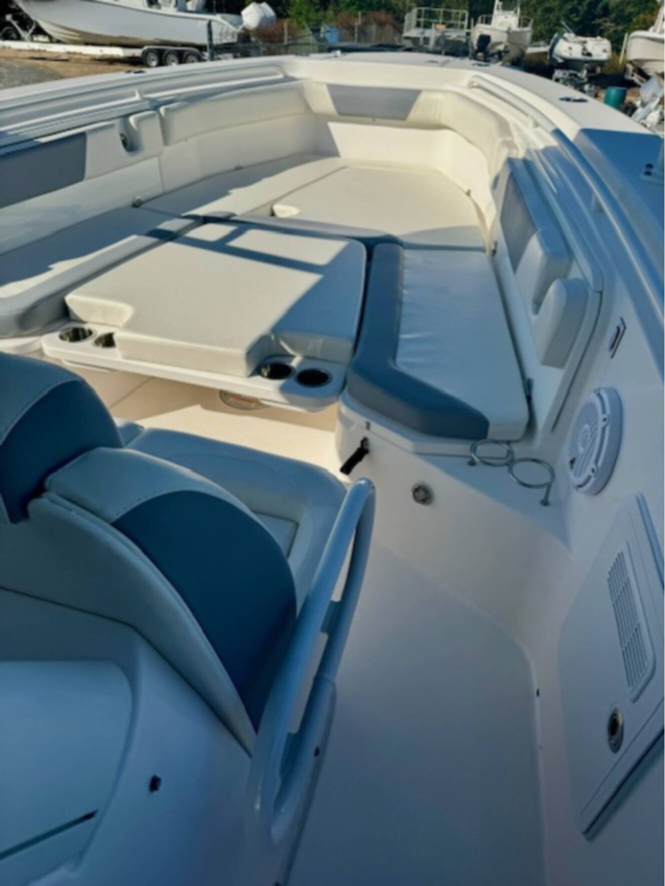 A photo of this 2017 Everglades Boats 355