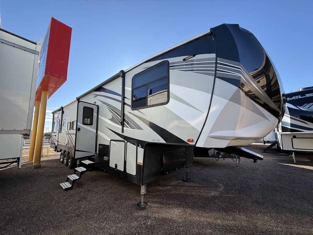 2018 Heartland CYCLONE 4115 Fifth Wheel Toy Hauler RV