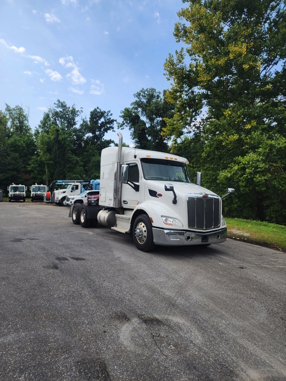 2017 PETERBILT 579 SLEEPER CAB TRACTOR in Chantilly, VA