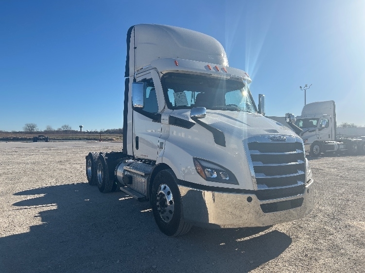 2021 FREIGHTLINER CASCADIA 116 in Sturtevant, WI