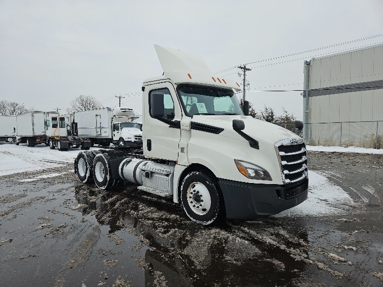 2019 FREIGHTLINER CASCADIA 126 in Brooklyn Park, MN