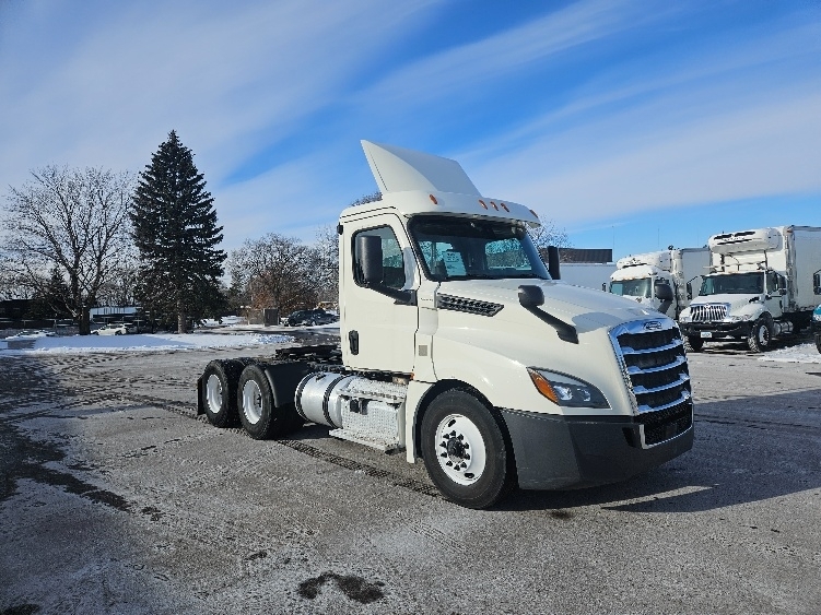 2019 FREIGHTLINER CASCADIA 126 in Brooklyn Park, MN