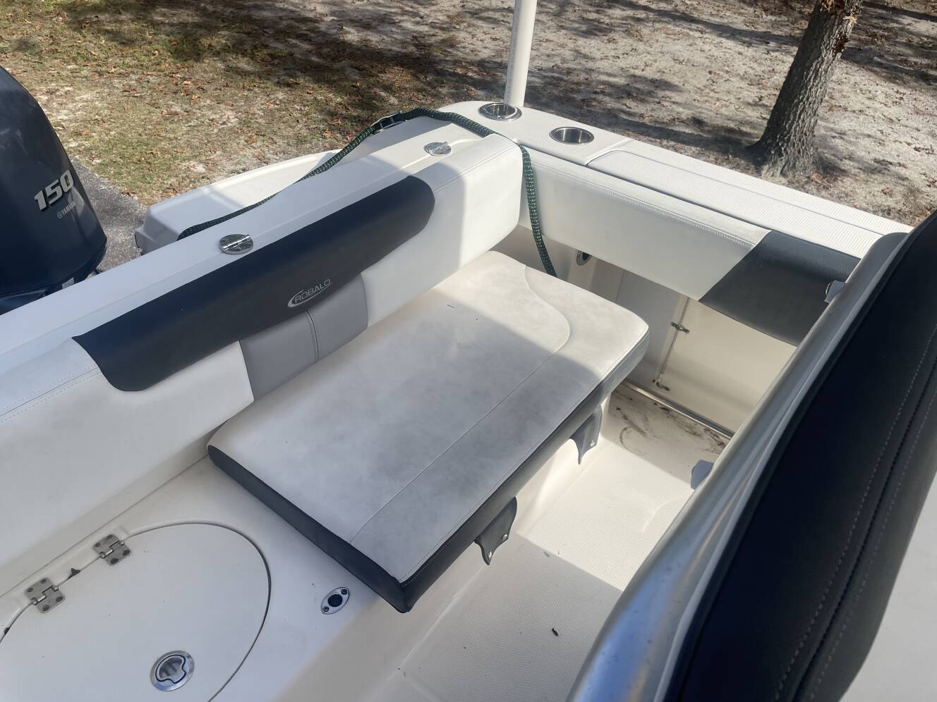 A photo of this 2019 Robalo 202