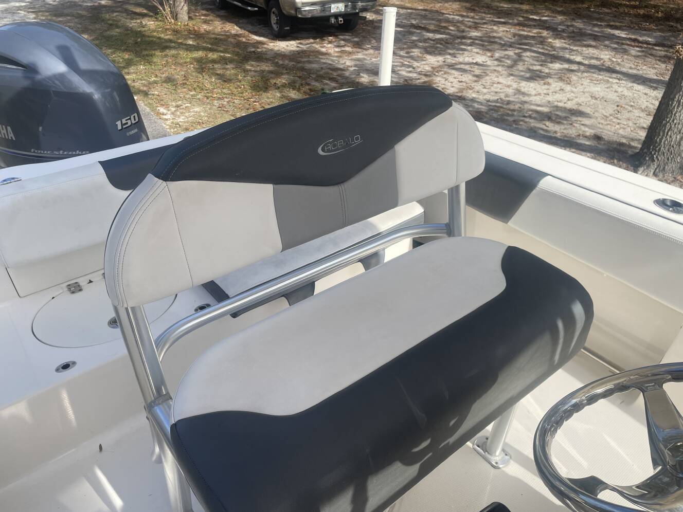 A photo of this 2019 Robalo 202