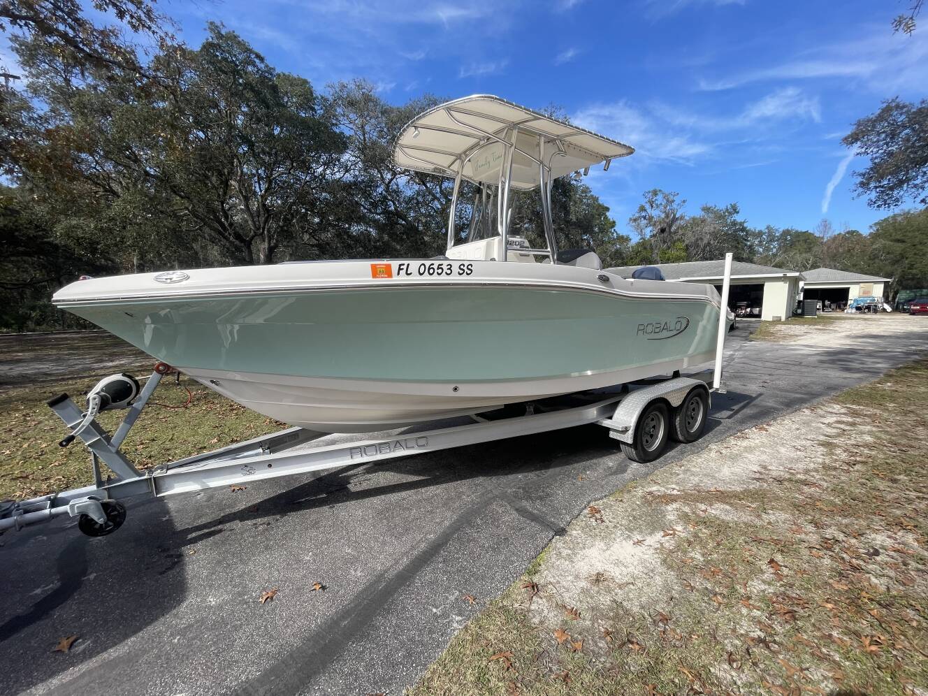 A photo of this 2019 Robalo 202