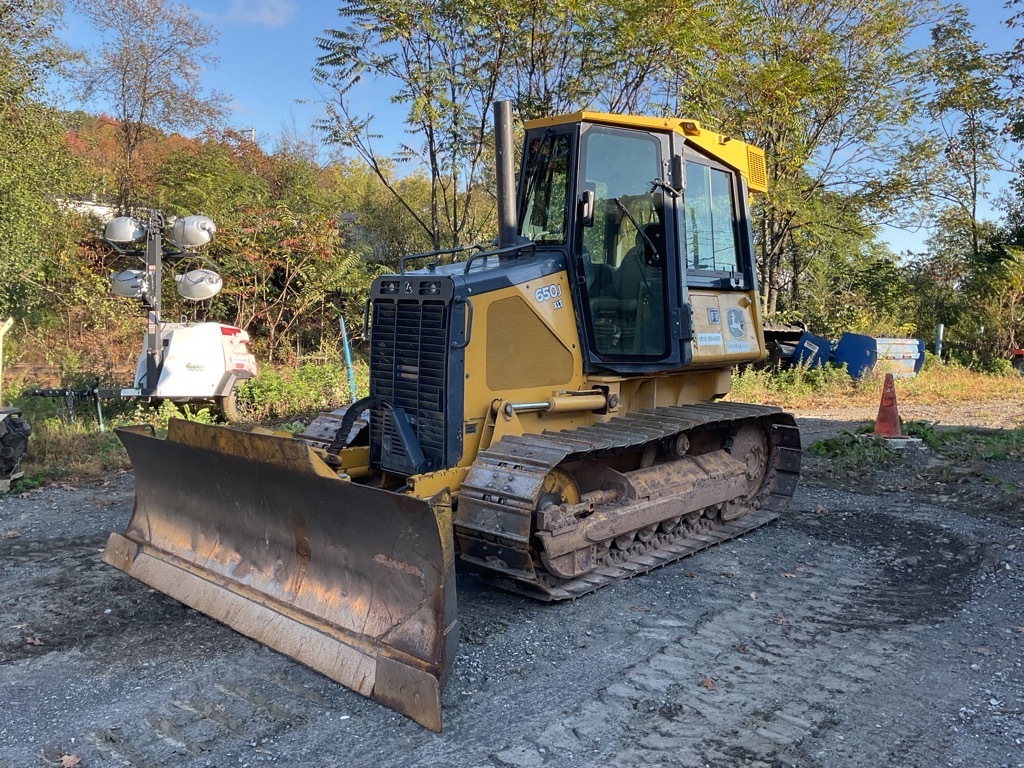 2017 JOHN DEERE 650J XLT in Tyrone, PA