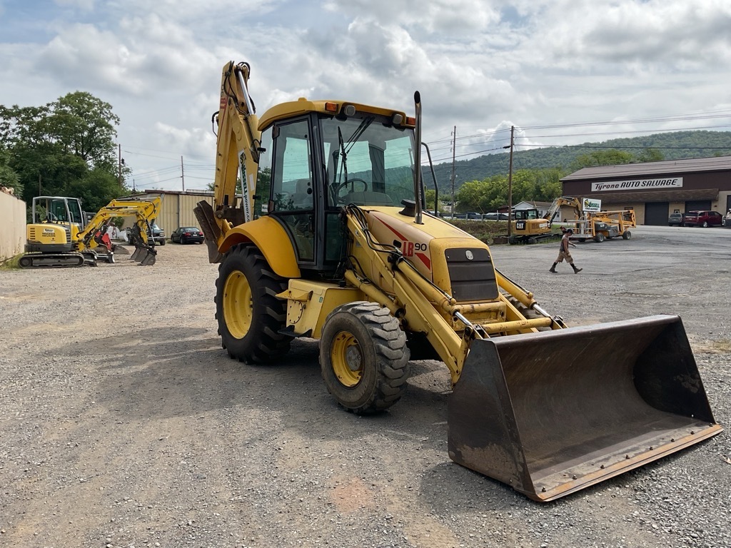 2003 NEW HOLLAND LB90 in Tyrone, PA
