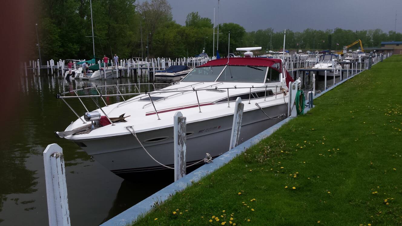 A photo of this 1990 Sea Ray 390 Express Cruiser